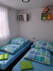 塞基兴Mobilheim / Chalet的一间卧室设有两张床和窗户。