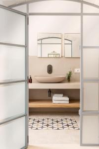 滨海波利尼亚诺Masseria Auraterrae的一间带水槽和镜子的浴室