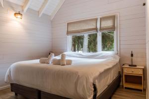 拉安戈斯图拉镇BOG Carileufu的一间卧室配有一张床,上面有两条毛巾