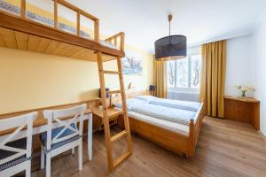 Urlaub am Jauerling的一间卧室配有双层床和书桌