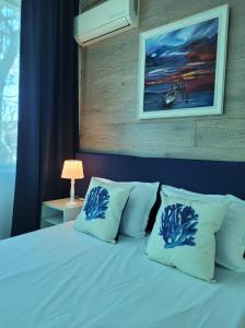 克兰内沃弗洛妮卡酒店的一间卧室配有白色床和蓝色枕头