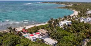 艾库玛尔Condominio en la Riviera Maya的享有度假胜地和海滩的空中景致