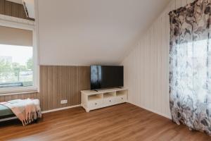 哈普萨卢Lapmanni Studios的客厅配有平面电视和1张床。