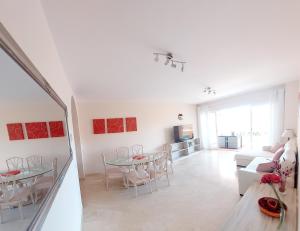 马拉加Luxurious Apartment 2 Bedroom 2 Bathroom Near Beach的白色的客厅配有桌子和沙发