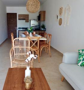 艾库玛尔Condominio en la Riviera Maya的客厅配有桌子和沙发