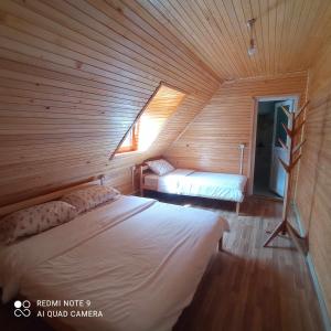 瓦勒博内Bujtina Albjoni的小木屋内一间卧室,配有一张床