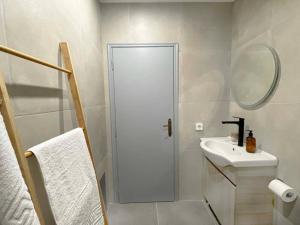 伊利索斯Gravity Ialysos Scandi Suite的带淋浴和盥洗盆的浴室