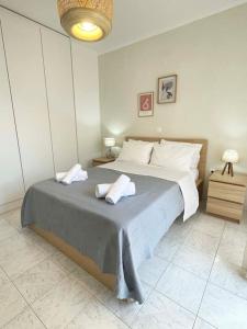 伊利索斯Gravity Ialysos Scandi Suite的一间卧室配有一张大床和两条毛巾
