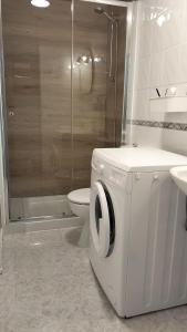 英格兰海滩Sunny Apartment Tanife by Yumbo的一间带洗衣机和卫生间的浴室