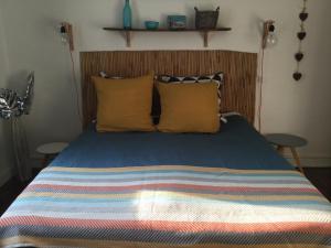 图尔L'APPART de 75 m², déco sympa à Tours的一张带蓝色棉被和黄色枕头的床