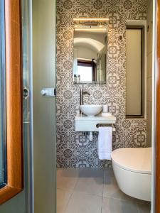 锡米Athanasia's House的一间带水槽和镜子的浴室