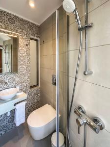 锡米Athanasia's House的浴室配有卫生间、盥洗盆和淋浴。
