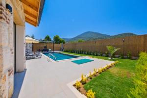 费特希耶Fethiye Villa Ka Exclusive 1的后院设有游泳池和围栏