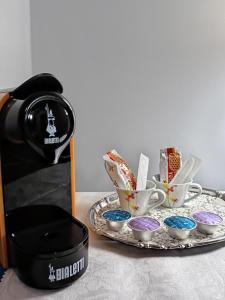 阿尔梅诺Casa Elisa affittacamere的一张桌子、咖啡壶和一个带杯子的托盘