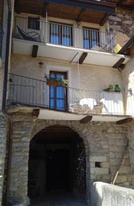阿尔梅诺Casa Elisa affittacamere的带阳台和门的石头建筑