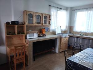 安巴托VISTA ÚNICA HERMOSO Mini Departamento en Ambato的厨房配有木制橱柜和带微波炉的台面。