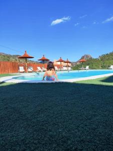 埃尔切德拉谢拉Casa Rural Puente Del Segura的游泳池旁的比基尼的女人