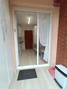 MiengoApartamento con jardin privado junto playa Usil - Mogro的一间房间,房间内设有滑动玻璃门