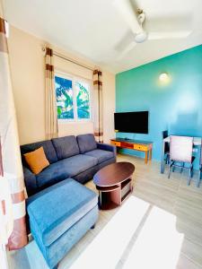 圣乔治SeaLaVie Apartments - Grenada的客厅配有沙发和桌子