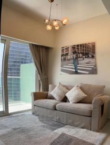 迪拜Athesa Apartments Downtown Dubai Business Bay的带沙发和大窗户的客厅