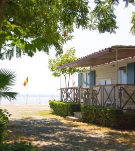 圣阿莱西奥·希库洛拉弗斯塔斯库拉露营地的海滩上的房子,远处放风筝