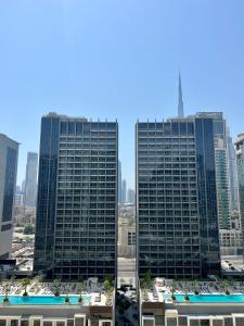 迪拜Athesa Apartments Downtown Dubai Business Bay的城市两座高楼的景色