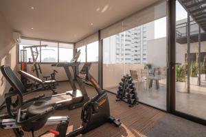 里韦拉Like Design Hotel Rivera的大楼内带跑步机和椭圆机的健身房