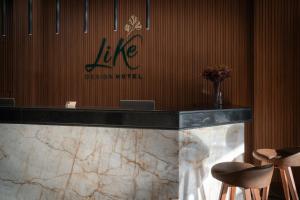 里韦拉Like Design Hotel Rivera的大堂设有大理石柜台和2张凳子