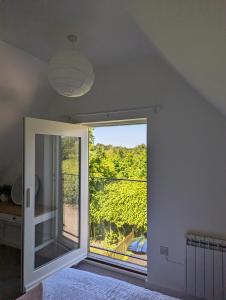HernehillMyrtle Stables - converted, self-contained, countryside的一间卧室设有美景大窗户