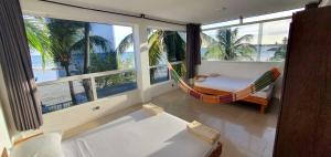 El YaqueCasa Maya Playa El Yaque的客房设有吊床,享有海景。