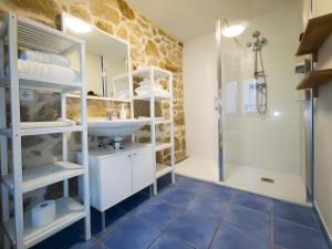 Sabariz萨巴里斯田园酒店的一间带水槽和淋浴的浴室