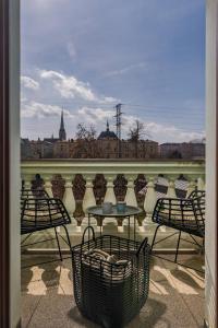 比尔森Riverside Hotel Plzeň的一个带椅子和桌子的市景庭院