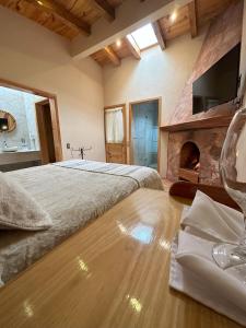 萨卡特兰Cabañas Rancho El Mayab的一间卧室设有一张大床和一个壁炉