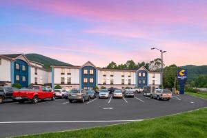 阿什维尔Comfort Inn Asheville East-Blue Ridge Pkwy Access的停车场,停车场的汽车停在大楼前