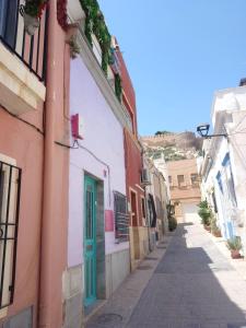 阿尔么丽亚Casa Violette的一条狭窄的小巷,有色彩缤纷的建筑和蓝色的门