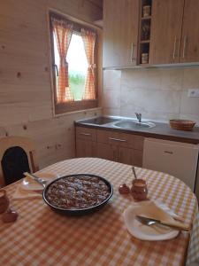 Brvnara Srna Zlatar的厨房或小厨房