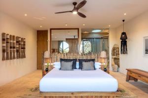 奥尔沃克斯岛Hotel Villas Flamingos的卧室配有一张白色大床和吊扇
