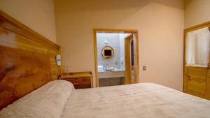 萨卡特兰Cabañas Rancho El Mayab的一间卧室配有床、水槽和镜子