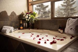坎莫尔熊及野牛乡村酒店的浴缸上装有红色玫瑰花瓣