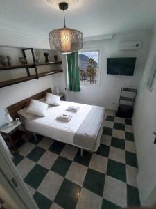 拉利内阿-德拉康塞普西翁room private bathroom in shared apartment 50m from Gibraltar的一间卧室配有一张床,铺有一个 ⁇ 板地板
