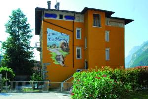 滕诺蒂诺坎蒂纳生态自然农家乐的一面有壁画的建筑