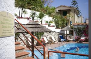 圣安德烈亚巴萨里尼酒店的一个带椅子的游泳池,水中有人