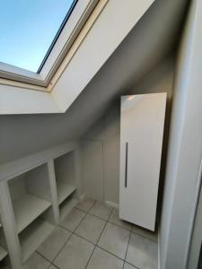 布鲁日Bel-etage Bruges Homestay - Free parking - Entire floor的天花板的客房内的天窗