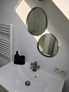 布鲁日Bel-etage Bruges Homestay - Free parking - Entire floor的浴室水槽和墙上的两面镜子