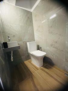奥林匹亚基·阿克蒂ΑKASTI STUDIOS的一间带卫生间和水槽的浴室