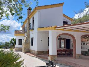 马拉加B&B Sara Sueño的白色的房子,设有黄色的屋顶和庭院