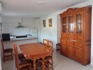 ZagrillaCaZagrilla的厨房以及带木桌和橱柜的用餐室。