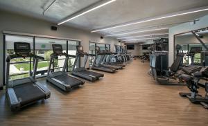 阿卡迪亚Le Méridien Pasadena Arcadia的健身房,设有数排跑步机和椭圆机
