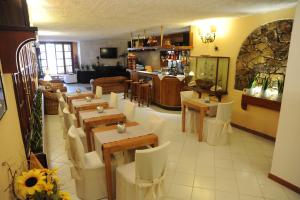 圣安德烈亚巴萨里尼酒店的一间在房间内配有桌椅的餐厅