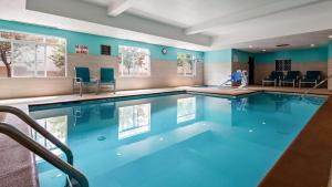 盖洛普盖洛普贝斯特韦斯特PLUS套房酒店的蓝色的游泳池,位于酒店客房内